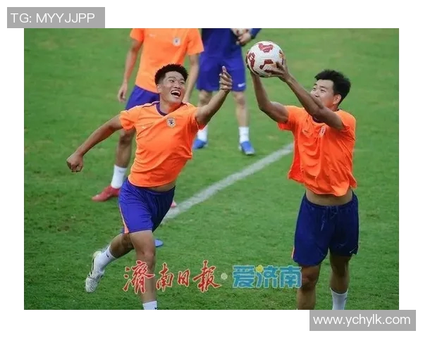 足球明星激情冲向观众席与球迷互动瞬间引爆全场热情