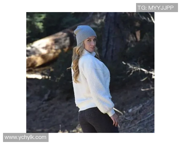 球星女友挑战足球场展现惊人球技引发热议